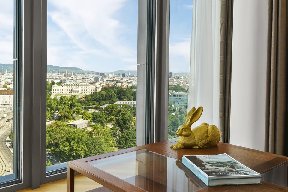 Premium Suite, 1 King Bed (Skyline View) | Hypo-allergenic bedding, in-room safe, individually decorated, desk
