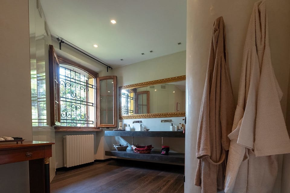 Deluxe Double Room, Balcony (Verona in love) | Bathroom | Shower, hair dryer, bathrobes, towels