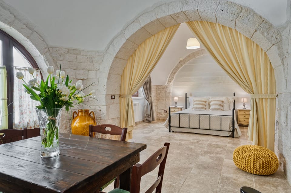 Junior Suite, Garden View (Cummersa Leopardi) | Living area | 32-inch Smart TV with satellite channels