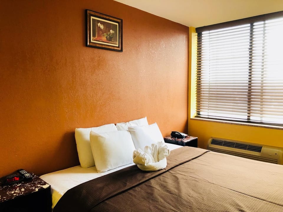 Single Room, 1 King Bed, Non Smoking | WiFi (free), bed sheets