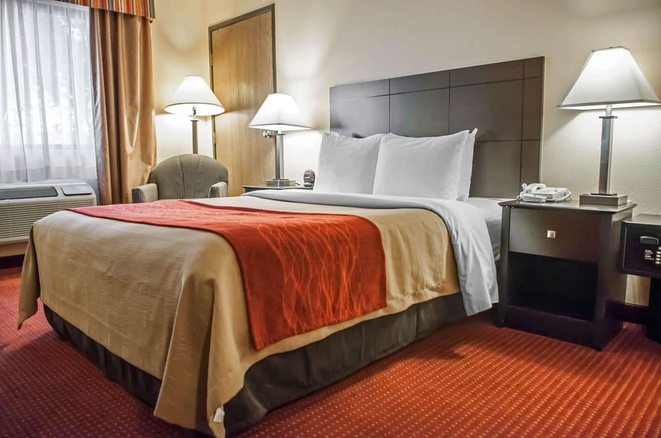 Pillowtop beds, in-room safe, desk, blackout drapes