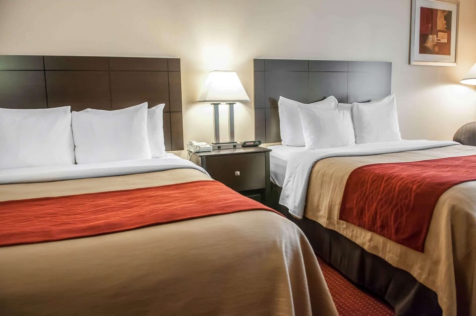 Pillowtop beds, in-room safe, desk, blackout drapes