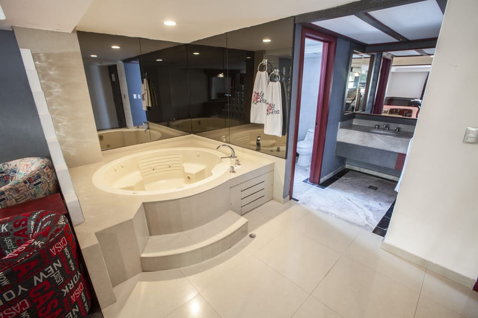Deluxe Room, 1 King Bed, Non Smoking | Blackout drapes, iron/ironing board, free WiFi, bed sheets
