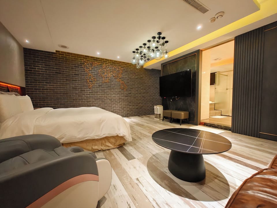 Romantic Room, 1 King Bed, Non Smoking | Hypo-allergenic bedding, minibar, individually furnished, desk