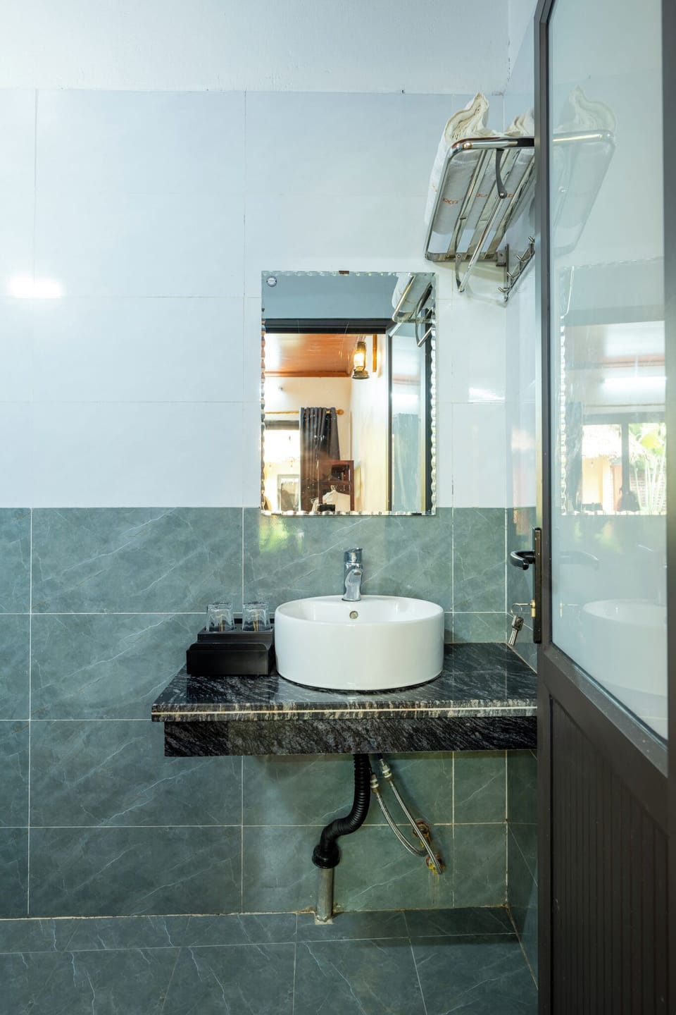 Superior Double Room | Bathroom | Shower, free toiletries, hair dryer, slippers