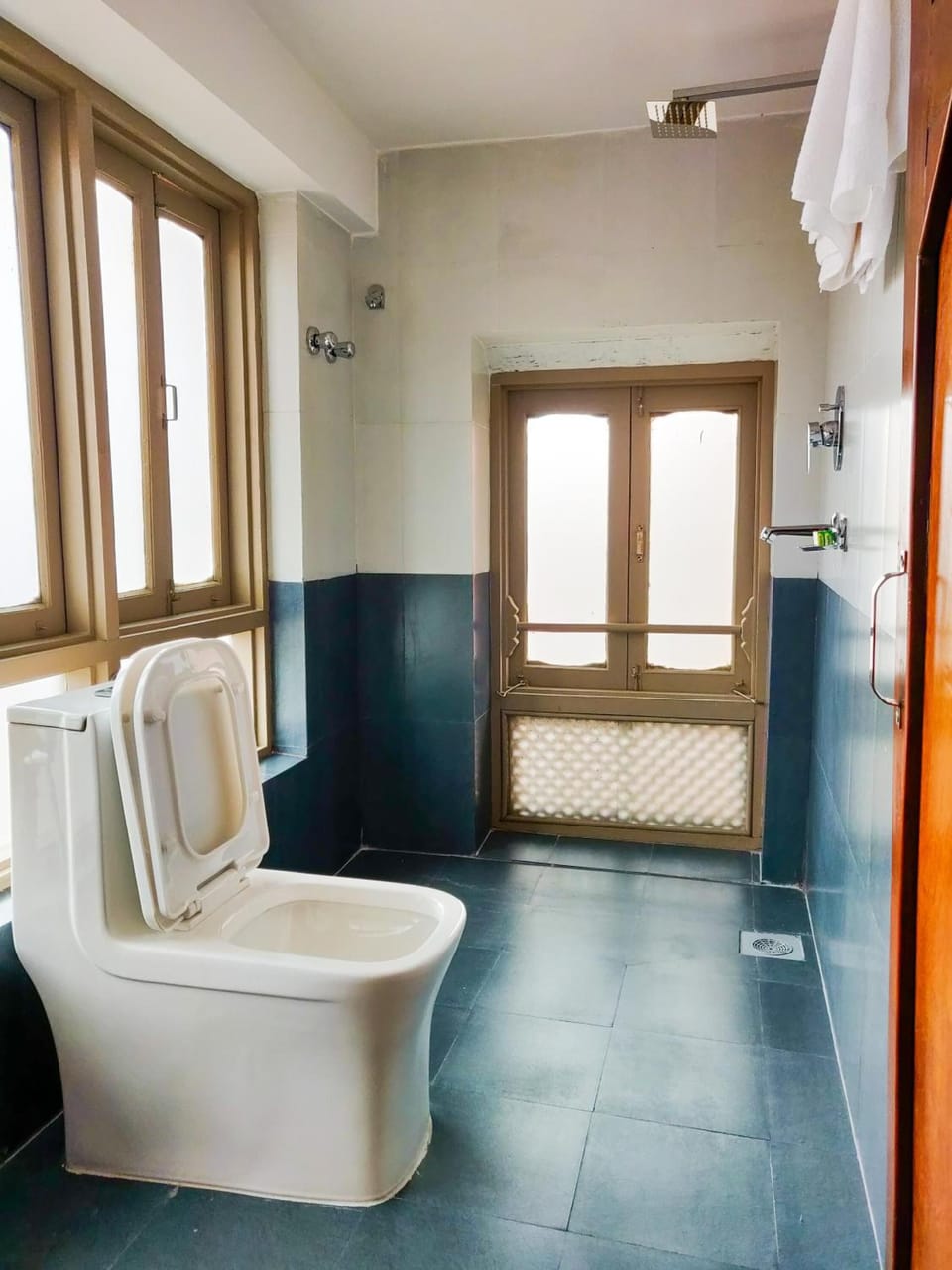 Shower, rainfall showerhead, free toiletries, slippers