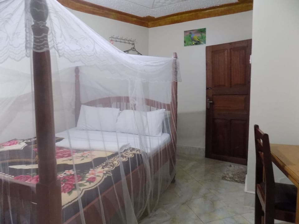 Single Room, Non Smoking, Mountain View | Individually decorated, individually furnished, desk, soundproofing