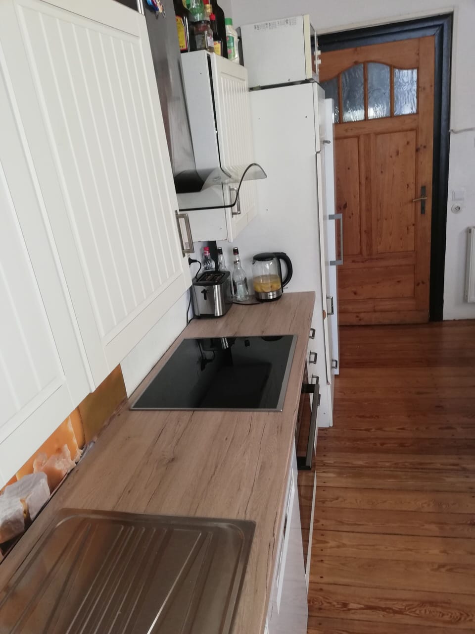 Full-size fridge, microwave, stovetop, coffee/tea maker
