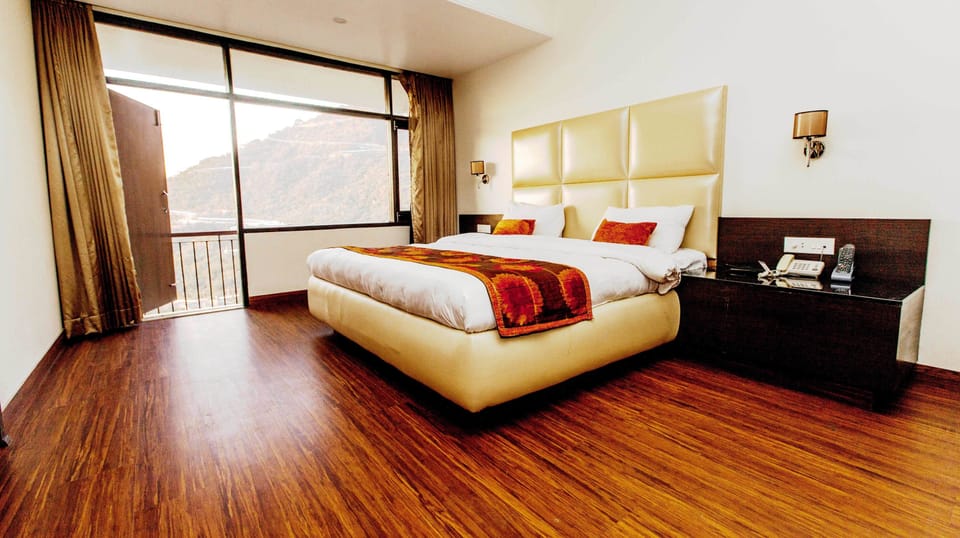 Deluxe Suite, 1 King Bed | 1 bedroom, in-room safe, soundproofing, iron/ironing board