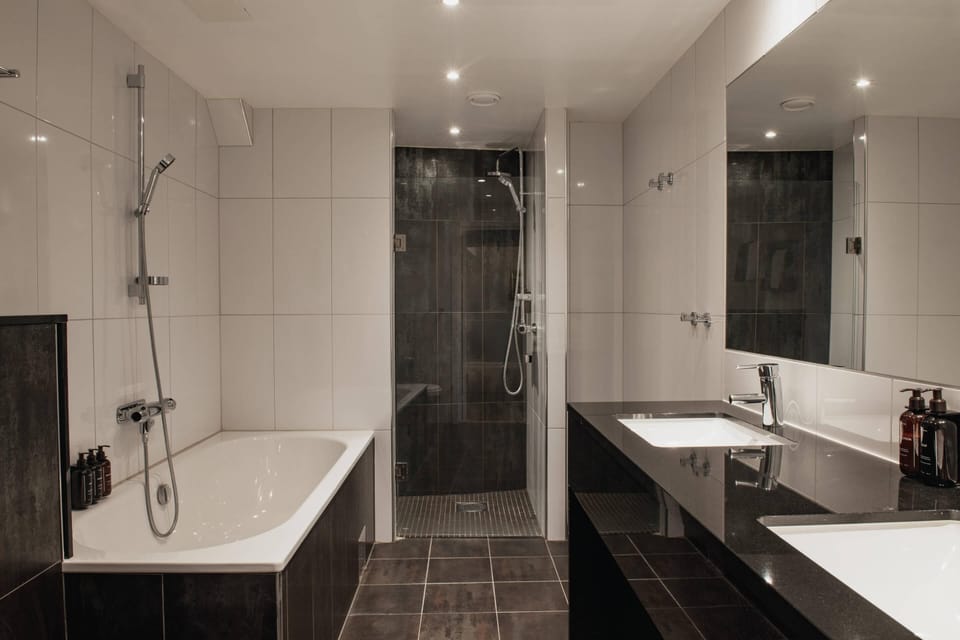 Deluxe Room, Non Smoking | Iron/ironing board, free WiFi, bed sheets