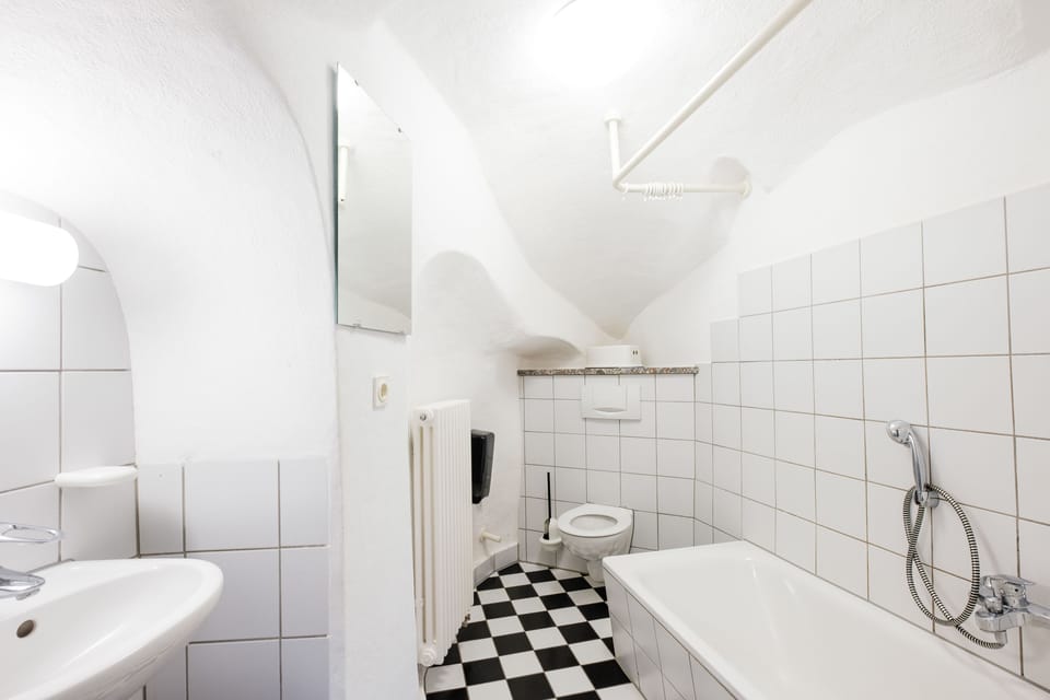 7-bed bedroom, private bathroom | Bathroom | Shower, towels