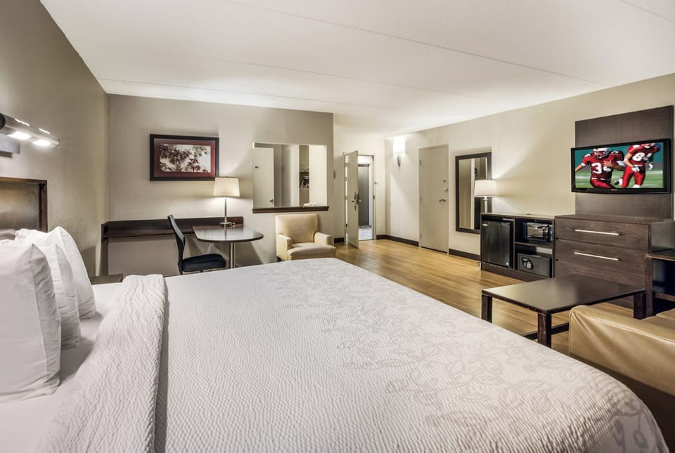 1 bedroom, in-room safe, desk, iron/ironing board