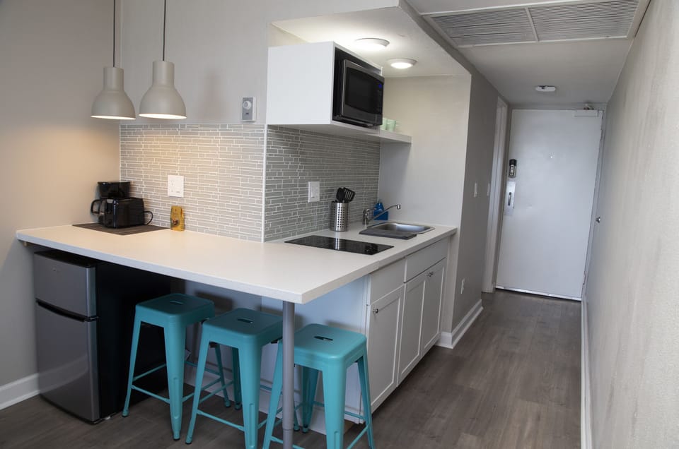 Premium Studio Suite, 2 Queen Beds, Kitchen, Ocean View | In-room dining