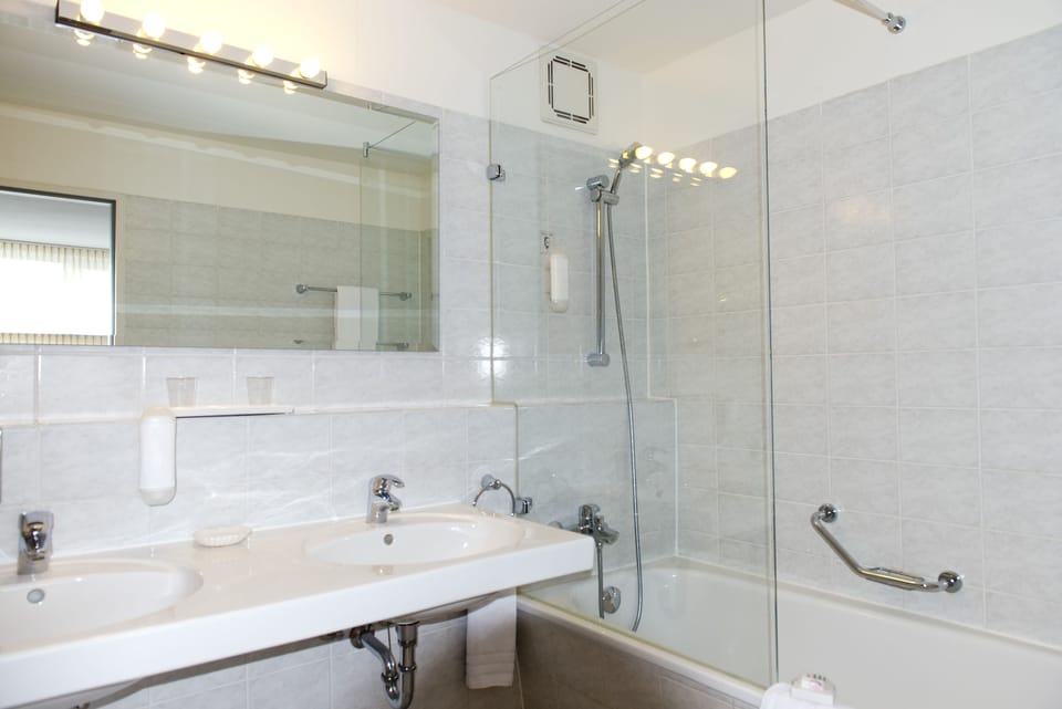 Suite | Bathroom | Combined shower/tub, free toiletries, hair dryer, towels