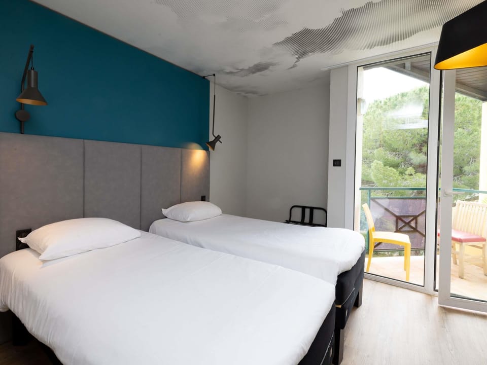 Desk, soundproofing, iron/ironing board, free WiFi