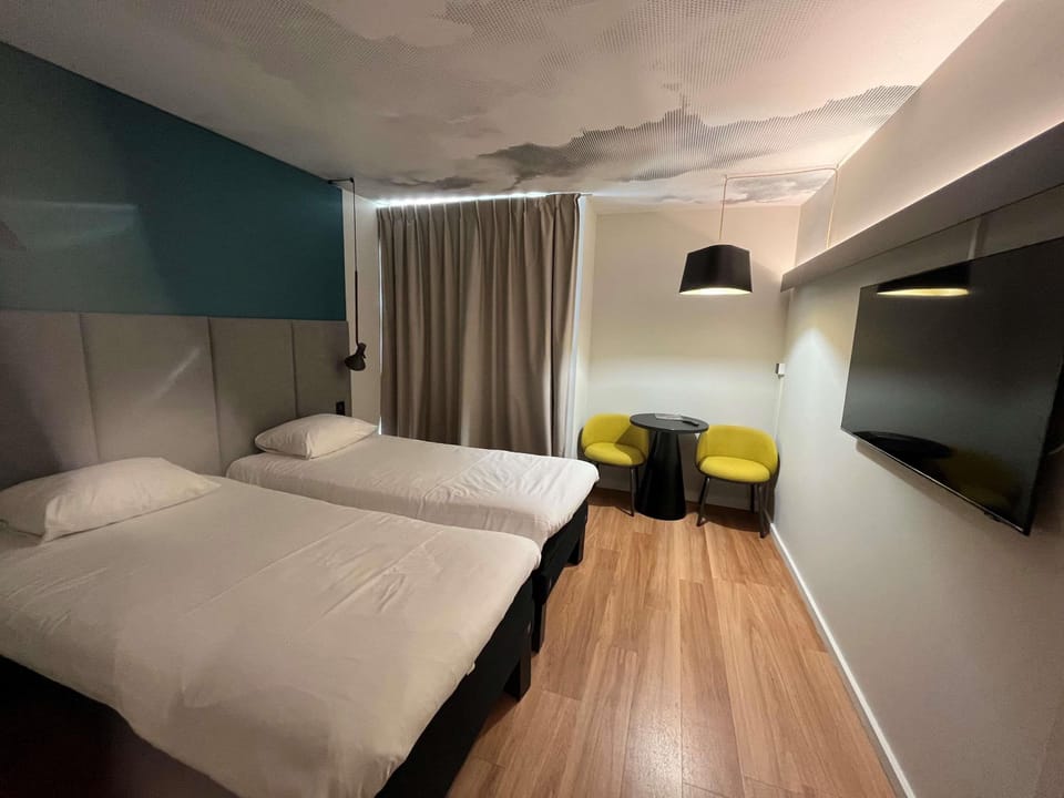 Standard Room, 2 Twin Beds | Desk, soundproofing, iron/ironing board, free WiFi