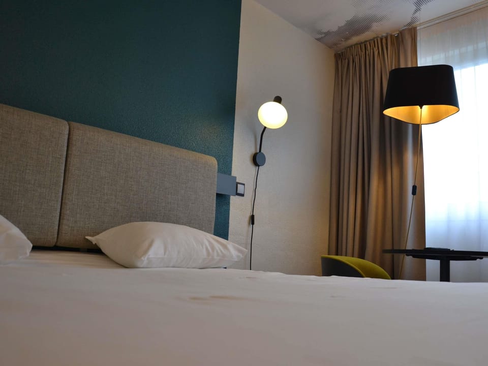 Premium bedding, desk, soundproofing, free WiFi