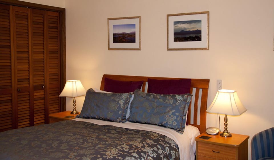 Standard Room, Non Smoking (Cowra Room) | Hypo-allergenic bedding available, iron/ironing board, WiFi, bed sheets
