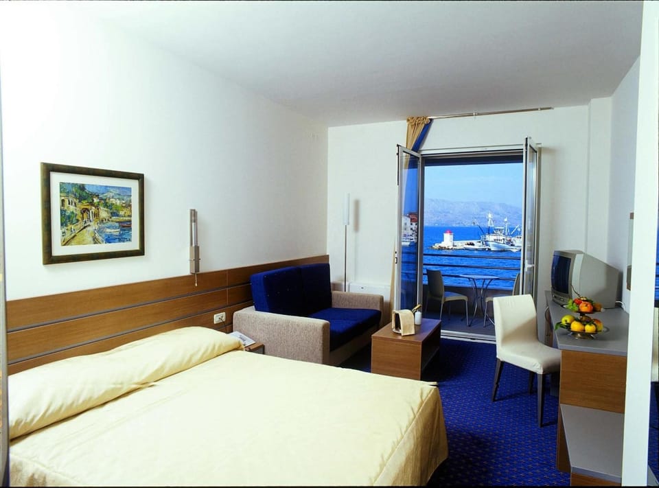 Minibar, desk, soundproofing