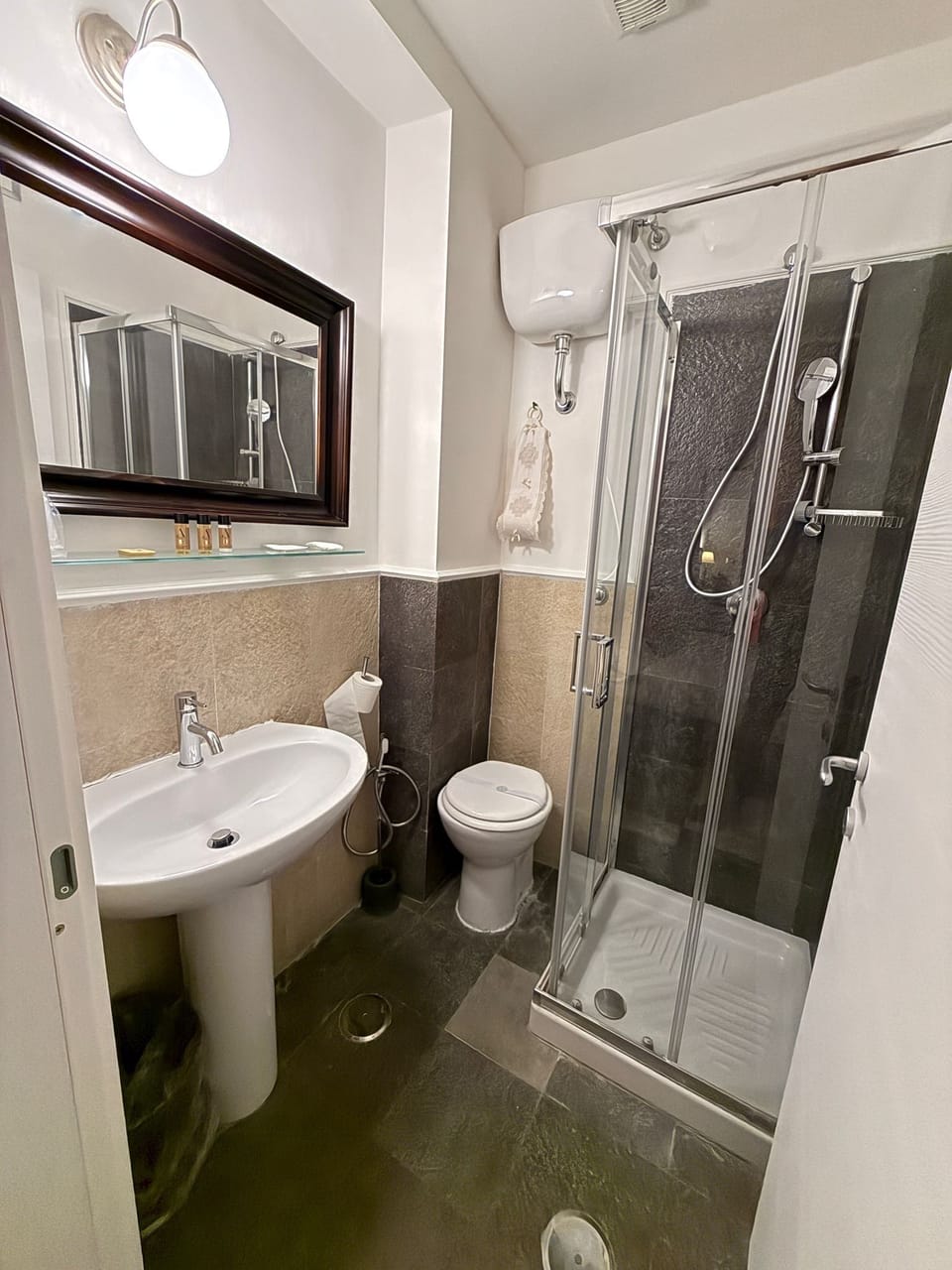 Basic Double Room Single Use, 1 Bedroom | Minibar, in-room safe, soundproofing, free WiFi