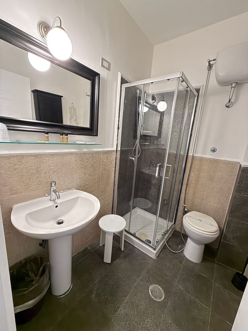 Superior Double Room, Balcony | Bathroom | Shower, free toiletries, hair dryer, towels