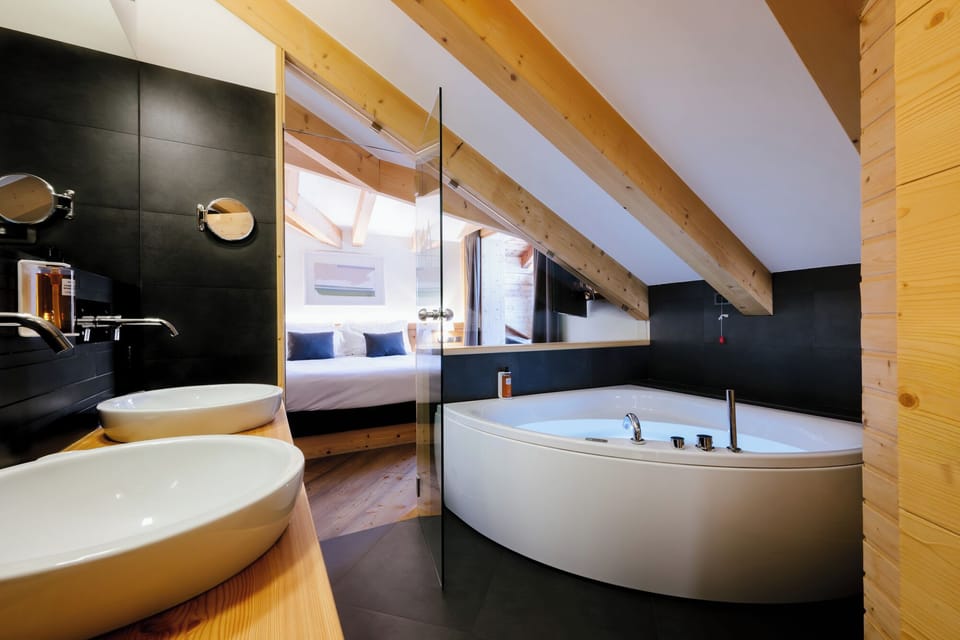 Exclusive Suite | Bathroom | Separate tub and shower, jetted tub, rainfall showerhead