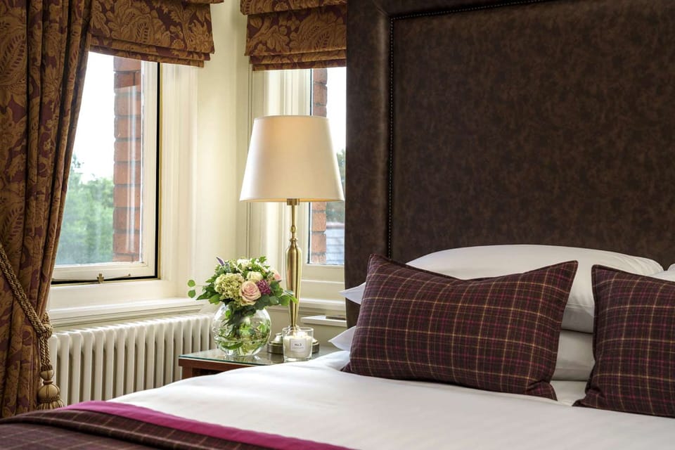 Deluxe Room, 1 Double Bed (Deluxe King) | Hypo-allergenic bedding, in-room safe, desk, iron/ironing board