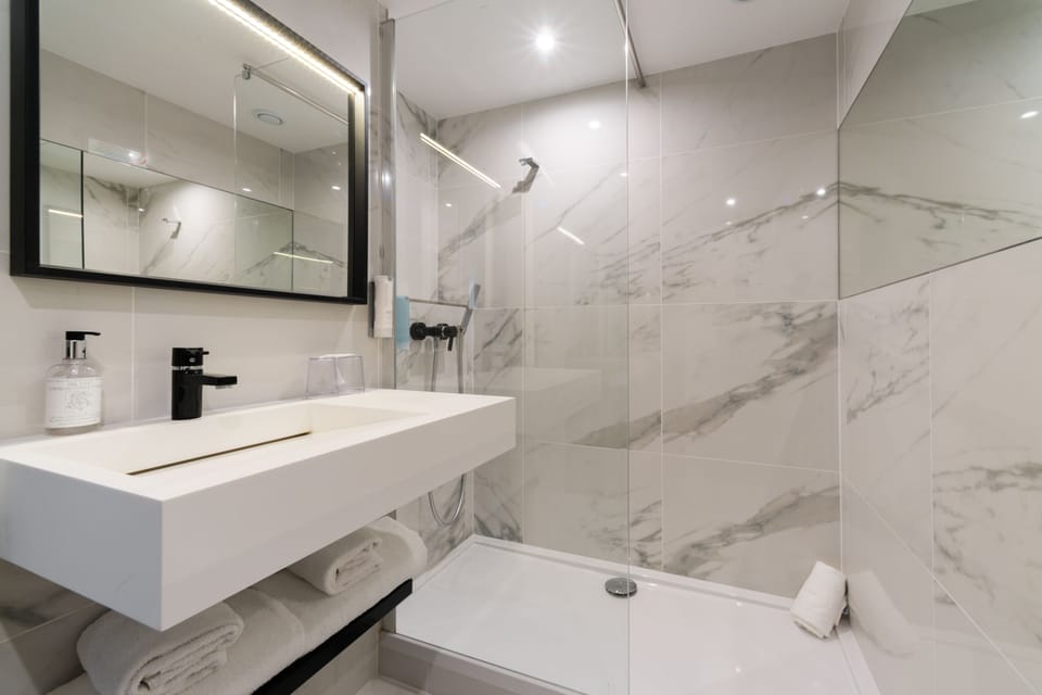 Family Room, 1 King Bed, Non Smoking | Bathroom | Deep soaking tub, free toiletries, hair dryer, towels