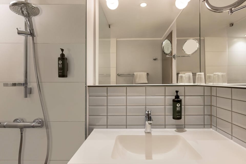 Shower, free toiletries, hair dryer, towels