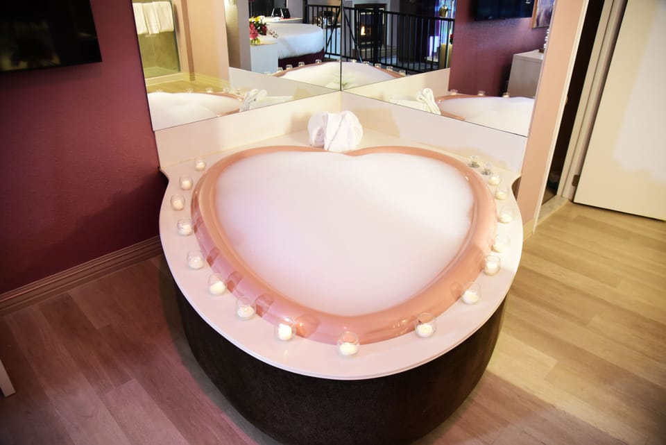 Juliette Room | Blackout drapes, iron/ironing board, free WiFi, bed sheets