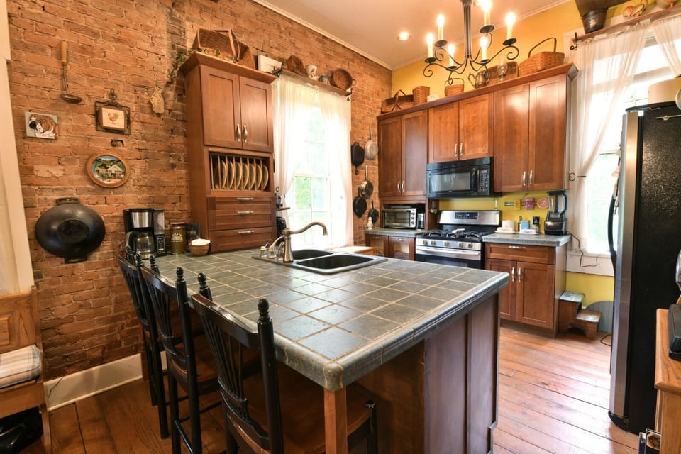 Microwave, dishwasher, coffee/tea maker, electric kettle