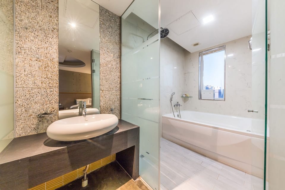 Deluxe Twin Room | Bathroom | Hair dryer, bathrobes, slippers, towels