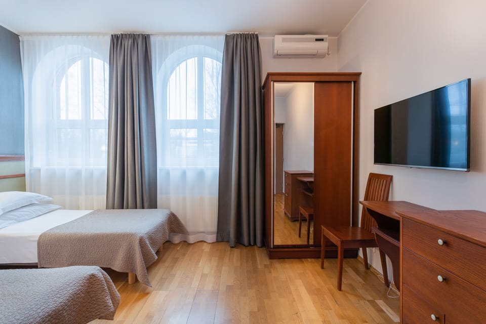 Double or Twin Room | Minibar, in-room safe, desk, soundproofing