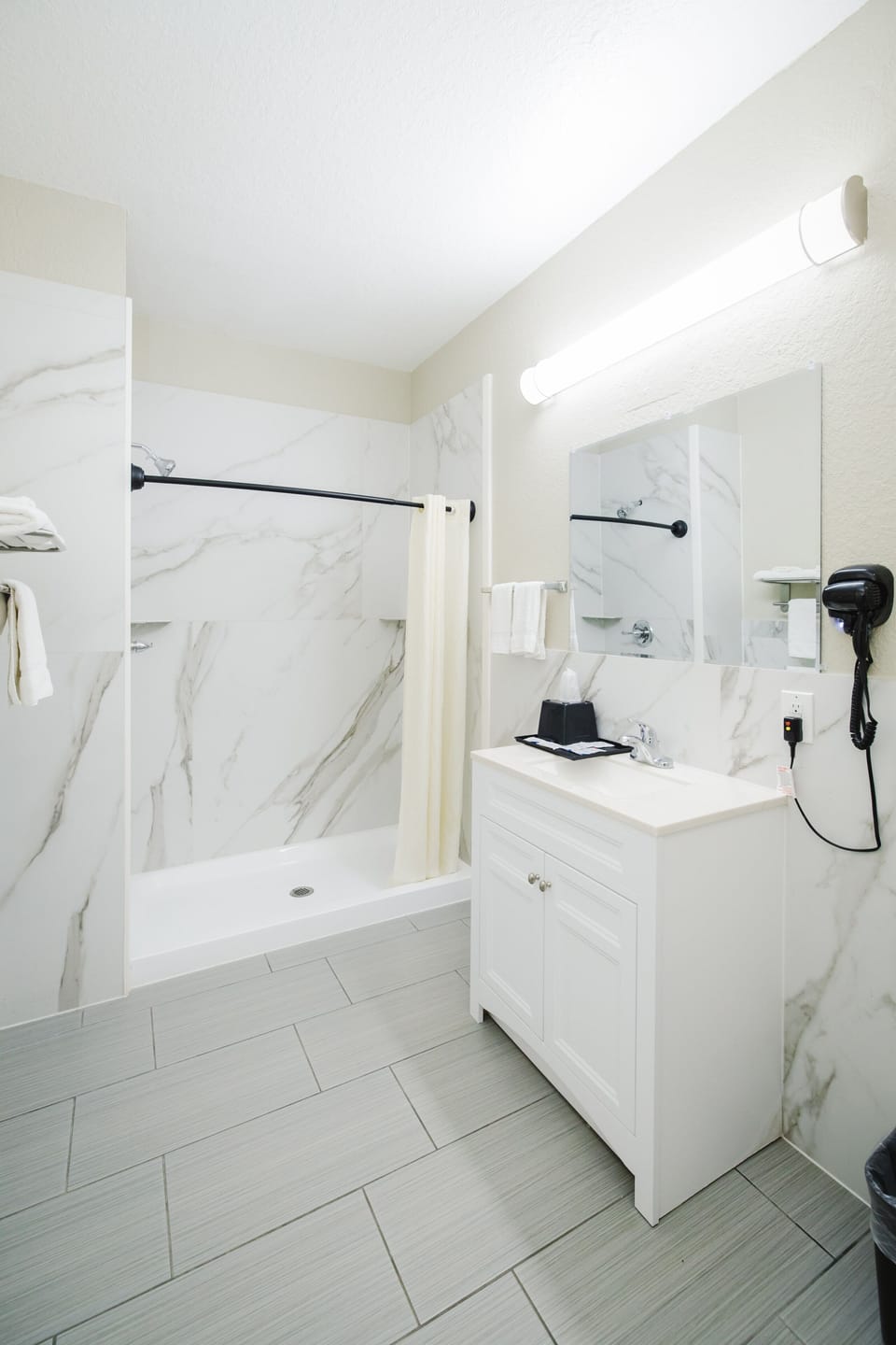 Combined shower/tub, free toiletries, hair dryer, towels