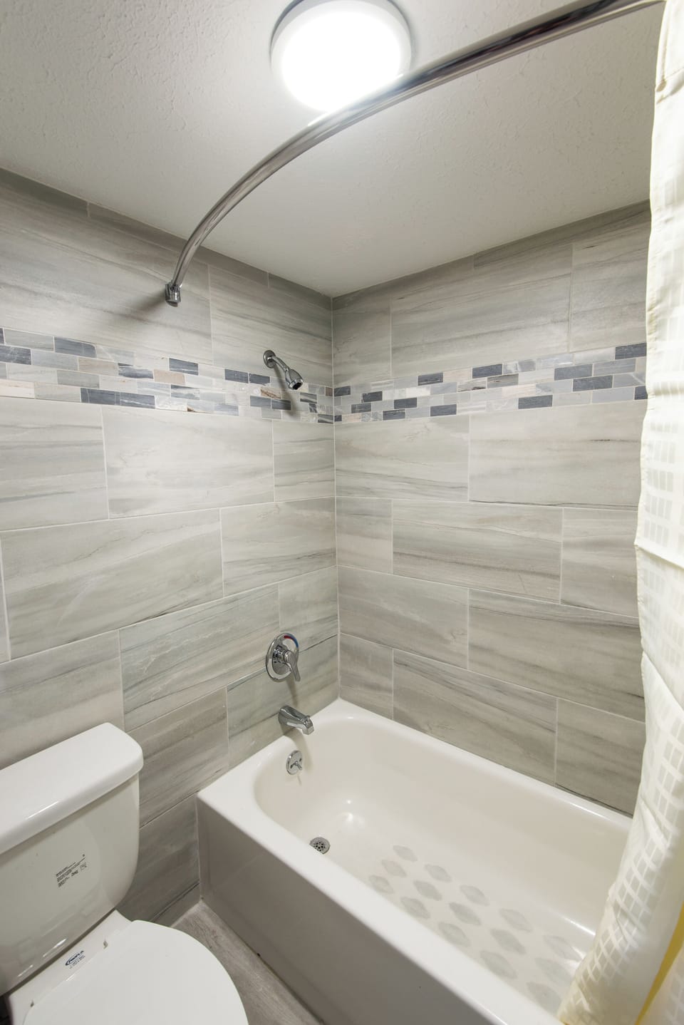 Combined shower/tub, towels, soap