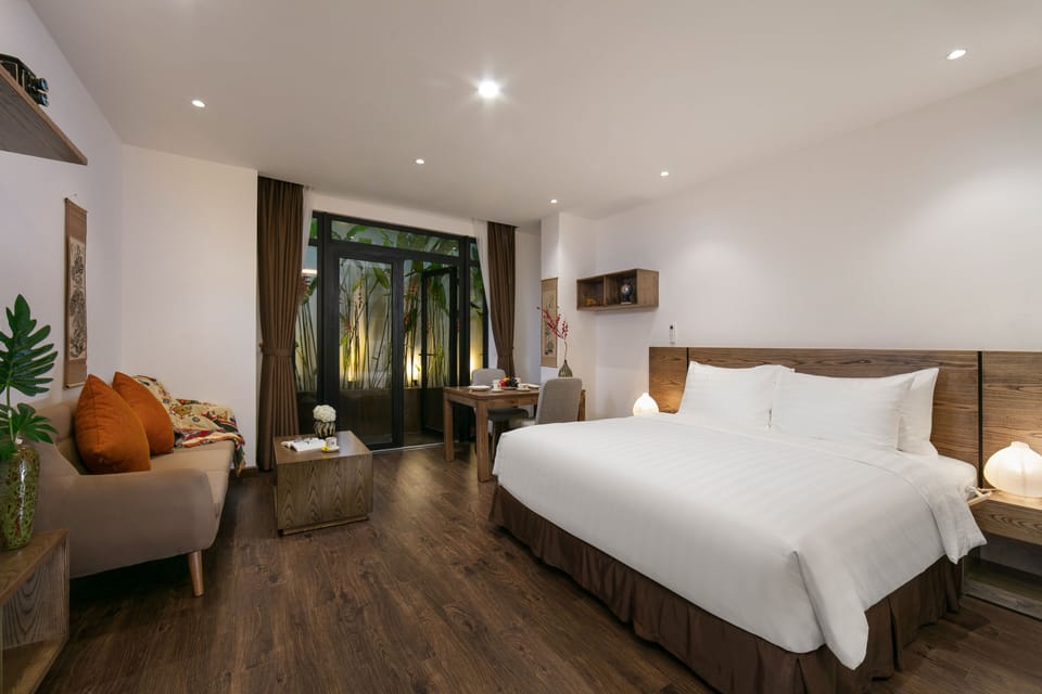 Deluxe Studio, 1 King Bed, Kitchenette, Courtyard View | 1 bedroom, in-room safe, desk, laptop workspace