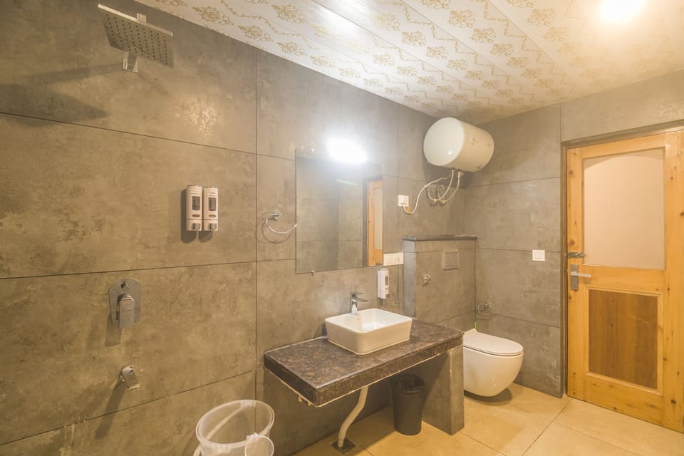 Dalai Luxury Suite | Bathroom | Shower, free toiletries, hair dryer, slippers