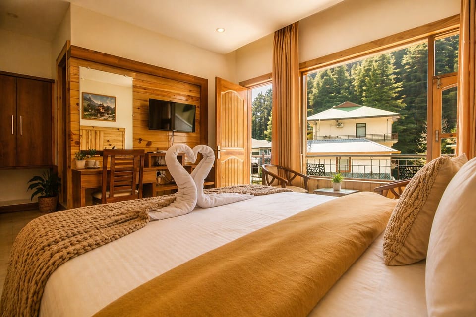 Dalai Luxury Suite | Desk, bed sheets
