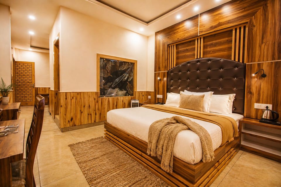 Dalai Luxury Suite | Desk, bed sheets