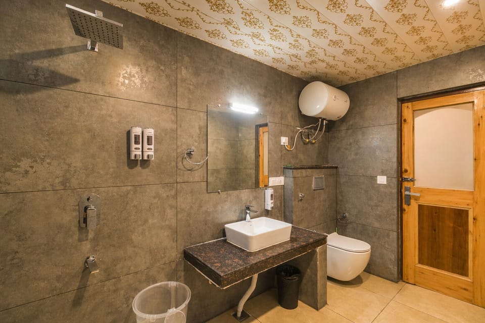 Dalai Luxury Suite | Bathroom | Shower, free toiletries, hair dryer, slippers