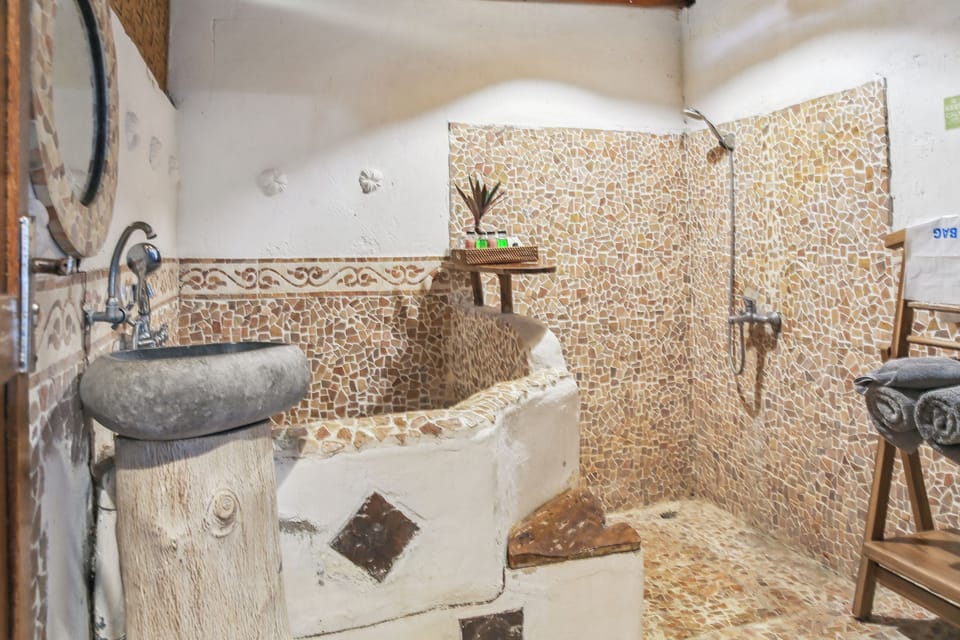 Deluxe Double Room | Bathroom | Free toiletries, slippers, towels