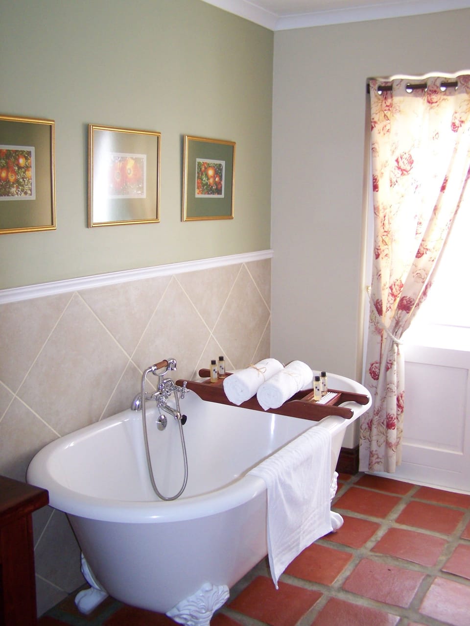 Deep soaking bathtub