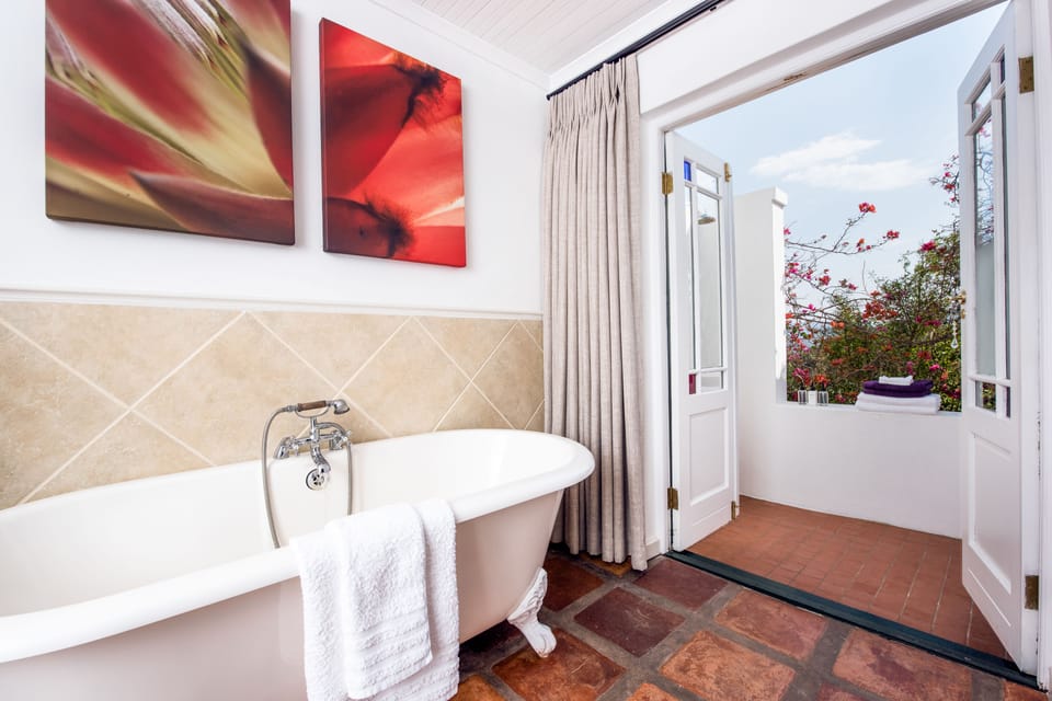 Guest Suite | Bathroom | Separate tub and shower, deep soaking tub, free toiletries, hair dryer