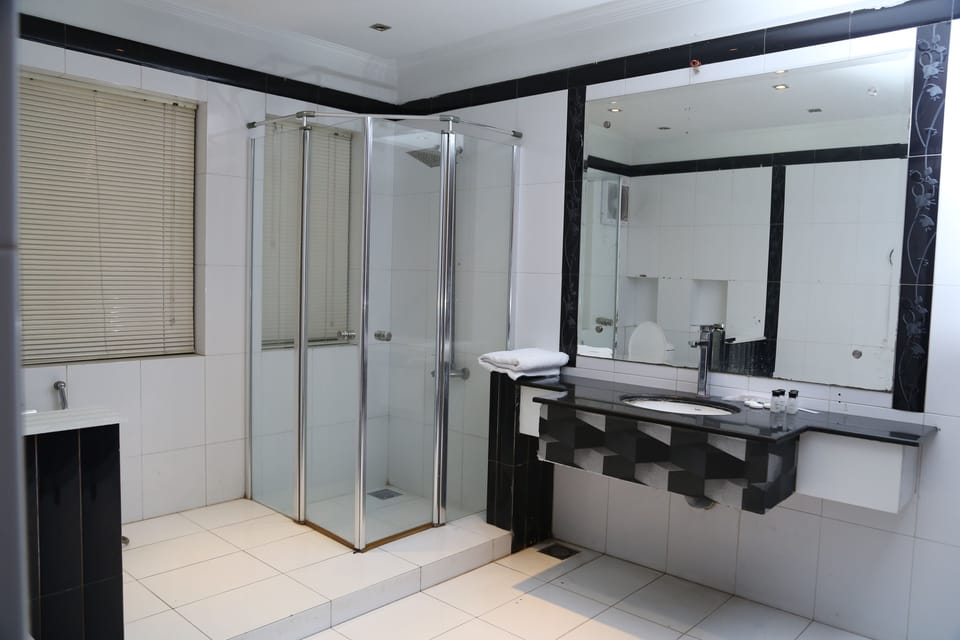 Executive Room, 1 King Bed, Smoking, Garden View | Bathroom | Slippers