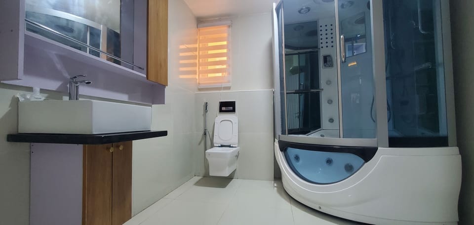 Executive Room | Bathroom | Shower, rainfall showerhead, slippers, towels