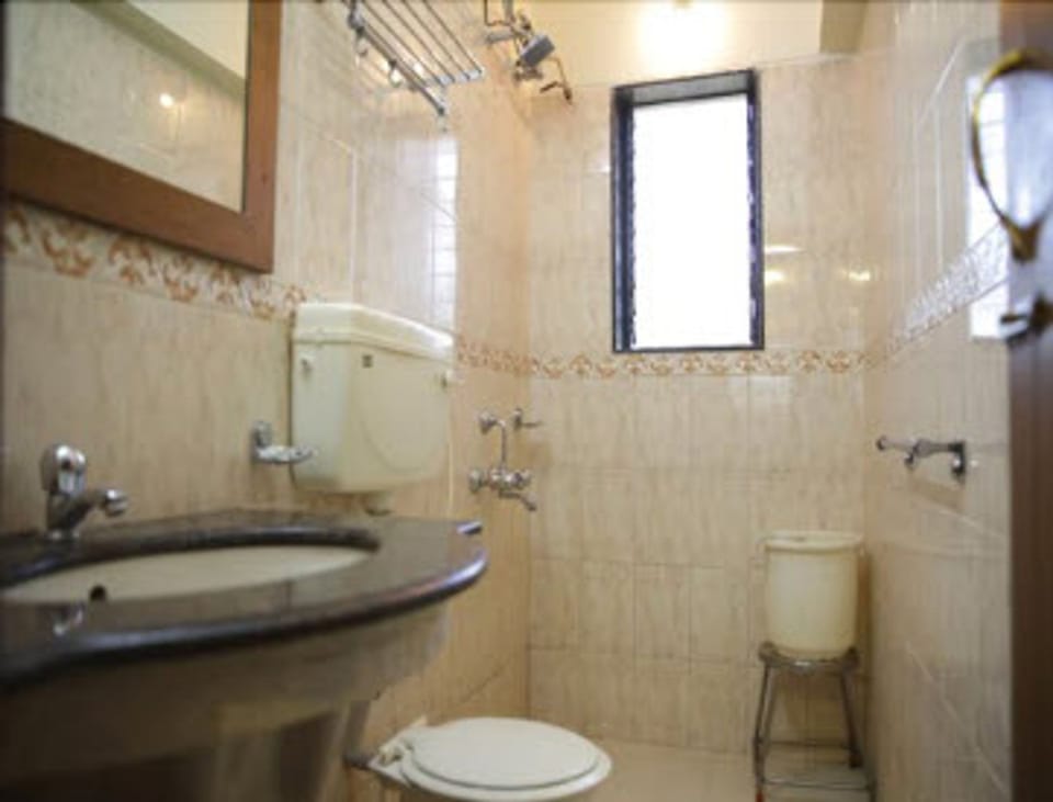 Deluxe Room, 1 King Bed with Sofa bed, Smoking, Garden View | Bathroom | Shower, free toiletries, towels