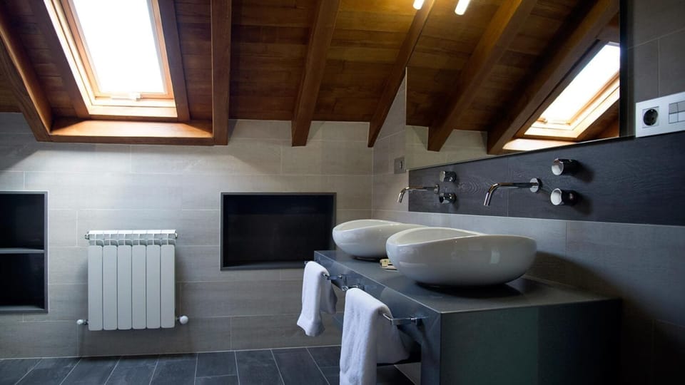 Deluxe Suite (A Dona e A Moura) | Bathroom | Shower, free toiletries, hair dryer