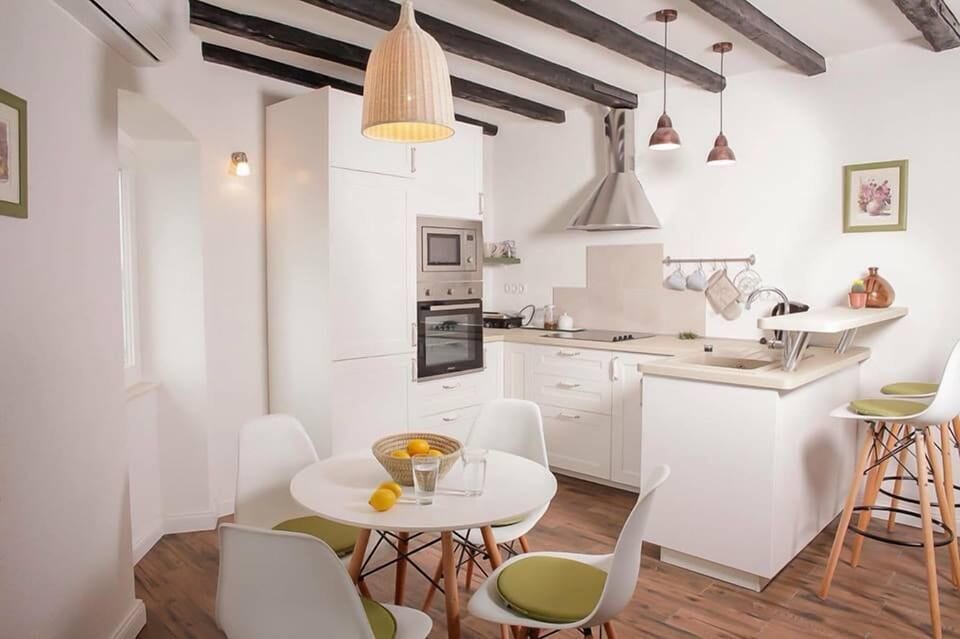 City Apartment, Sea View | Private kitchen | Fridge, microwave, oven, stovetop