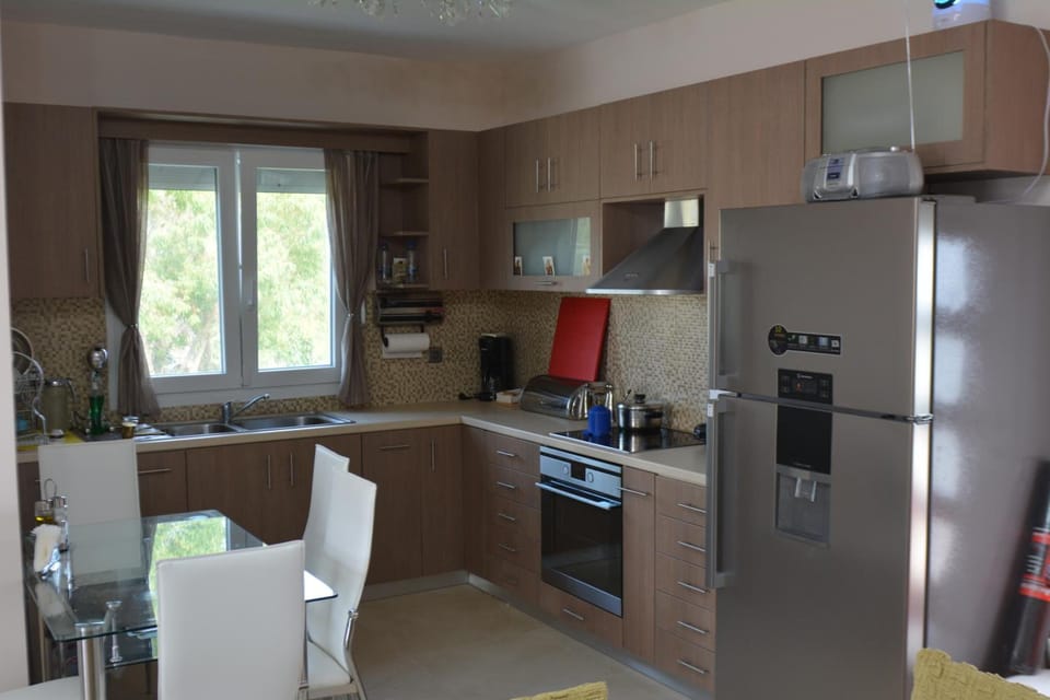 Deluxe Apartment, 3 Bedrooms, Sea View | Private kitchen | Full-size fridge, microwave, oven, stovetop