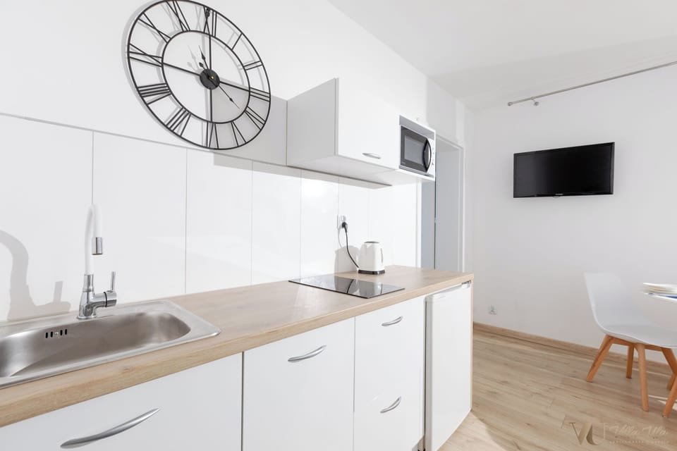 Deluxe Apartment (Czteroosobowy z Balkonem Francuskim) | Private kitchen | Mini-fridge, microwave, electric kettle